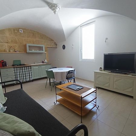 Dans Maison De Maitre, Appartement Independant. Montfrin Exterior photo